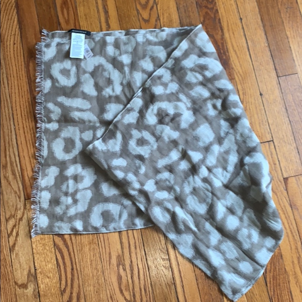 New with tags Banana Republic Scarf